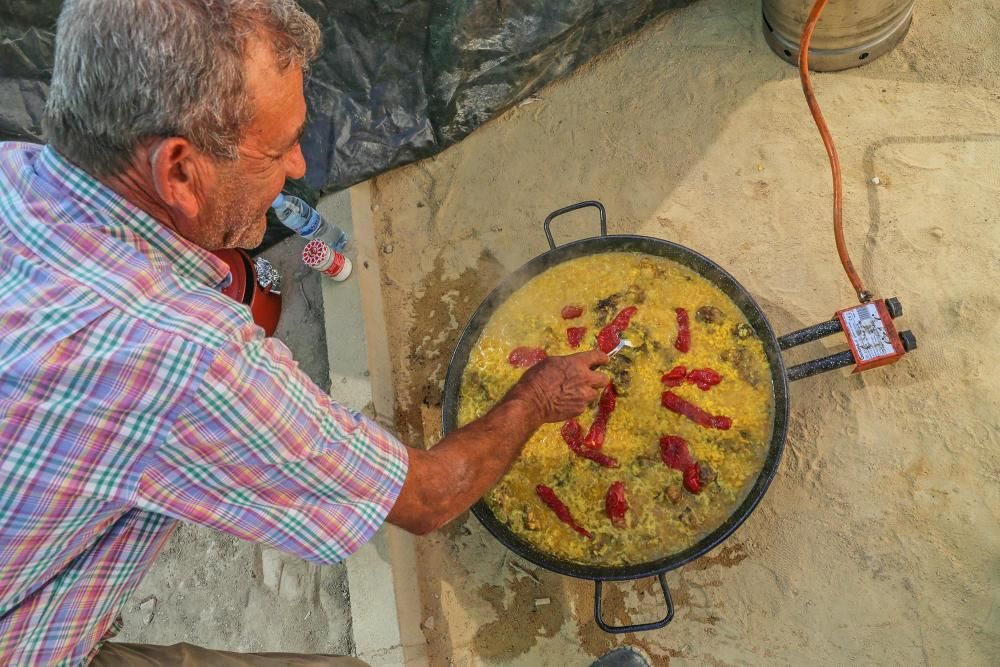 Los vecinos participan en el tercer concurso municipal de paellas