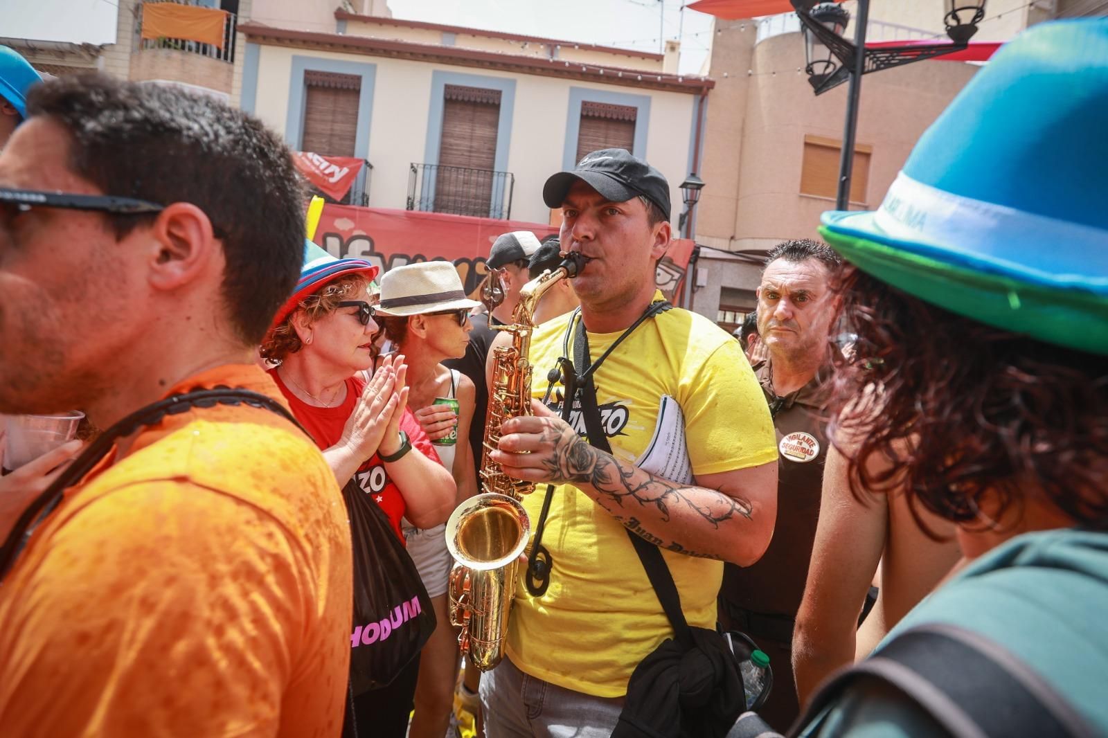 El primer Chupinazo, el de Catral, arranca el ciclo de fiestas veraniegas de los pueblos de la Vega Baja