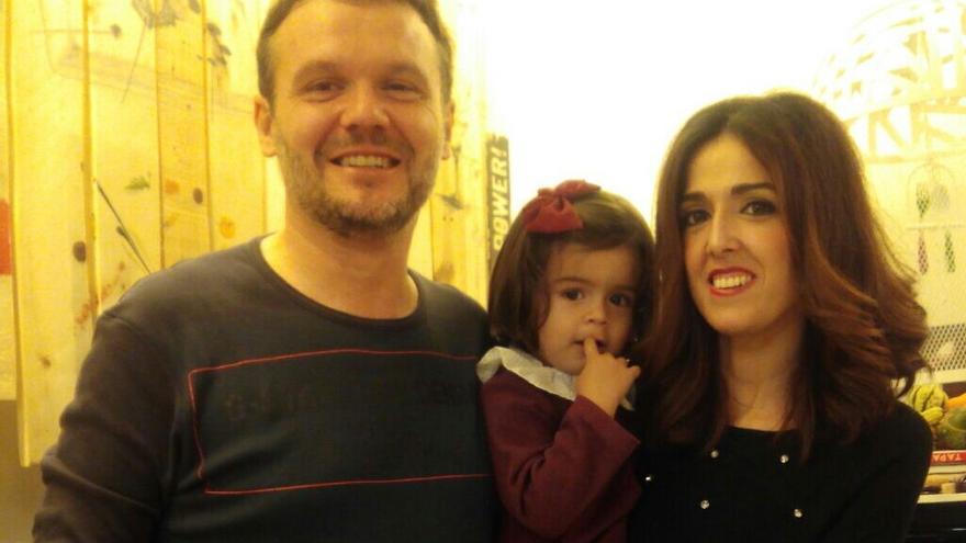 Elena Paños, junto a su marido e hija, recibe tratamiento por la inmunodeficiencia común variable que tiene diagnosticada.