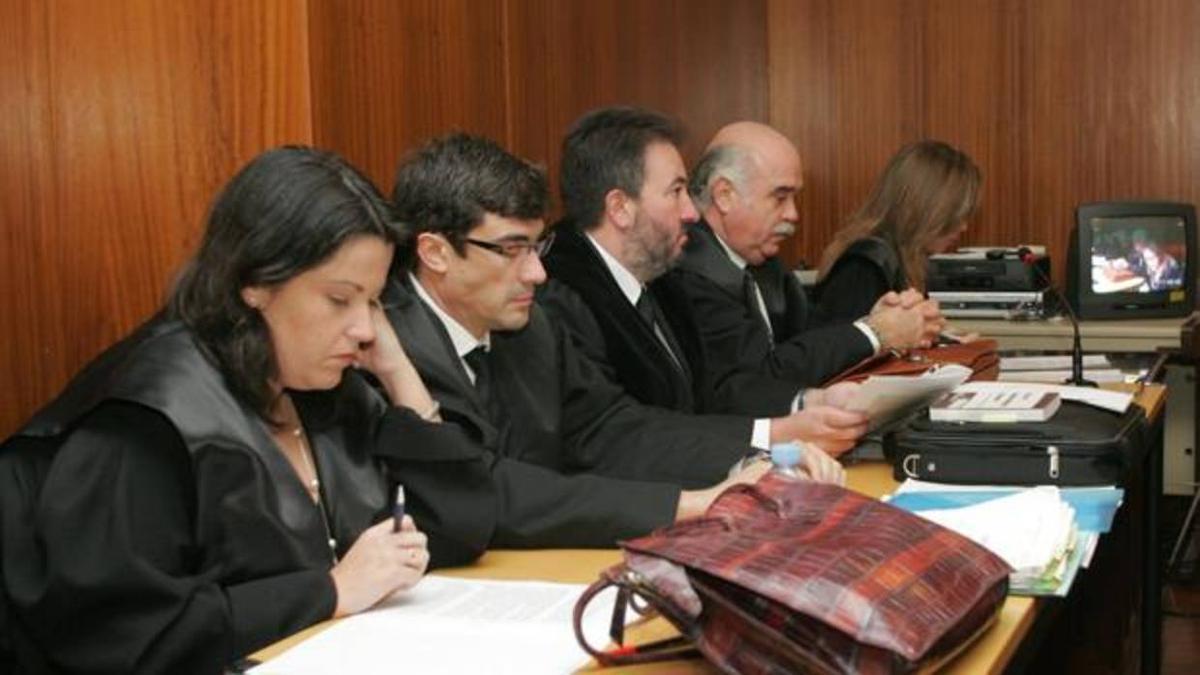 Díaz Moñux, segundo por la izquierda, en un juicio en el que también participó la narcoabogada Tania Varela, primera por la derecha.
