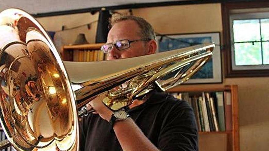 Petur Eiriksson, con su trombón, en una imagen de archivo.