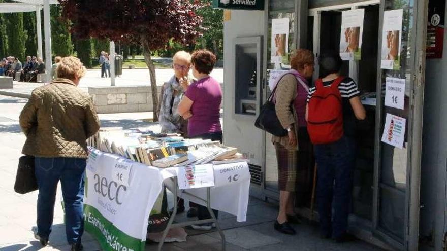 La Asociación contra el Cáncer monta su particular &quot;feria del libro&quot;