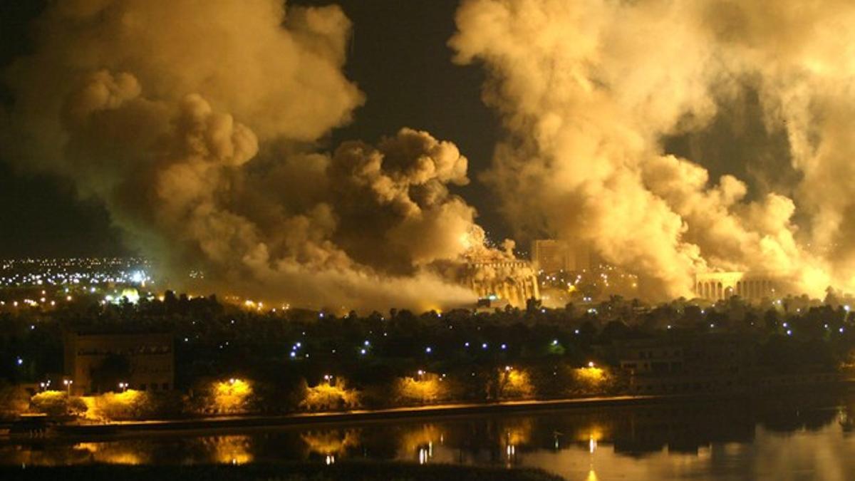 Columna de humo sobre el palacio presidencial de Sadam Husein en Bagdad, el 21 de marzo del 2003.