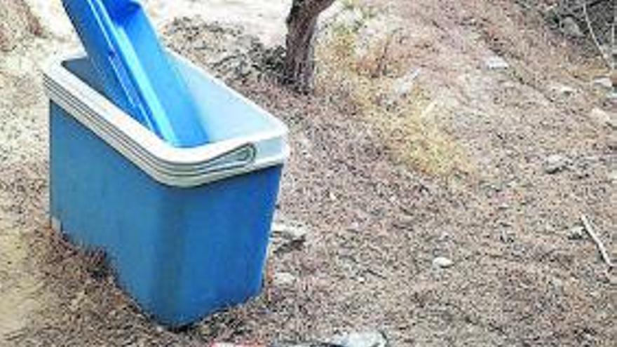 La basura llega a la costa más recóndita de Xàbia