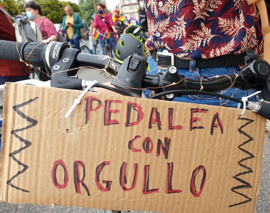 Una multitud de vigueses y viguesas participan en la concentración en bicicleta para celebrar el Día del Orgullo LGTBI