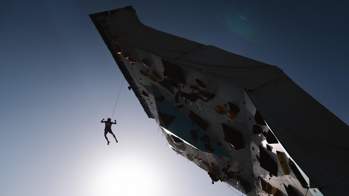 Atleta compitiendo en las clasificatorias de la IFSC Climbing World Cup Comunidad de Madrid 2025.