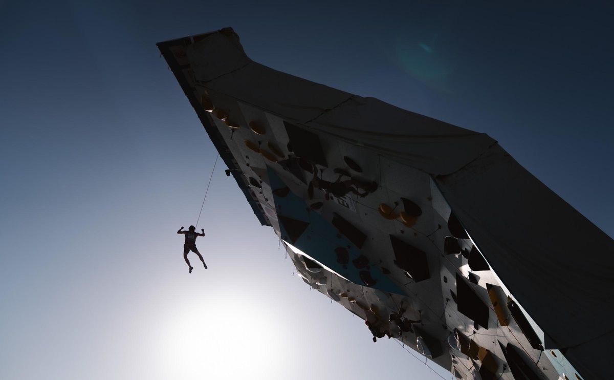 Atleta compitiendo en las clasificatorias de la IFSC Climbing World Cup Comunidad de Madrid 2025.
