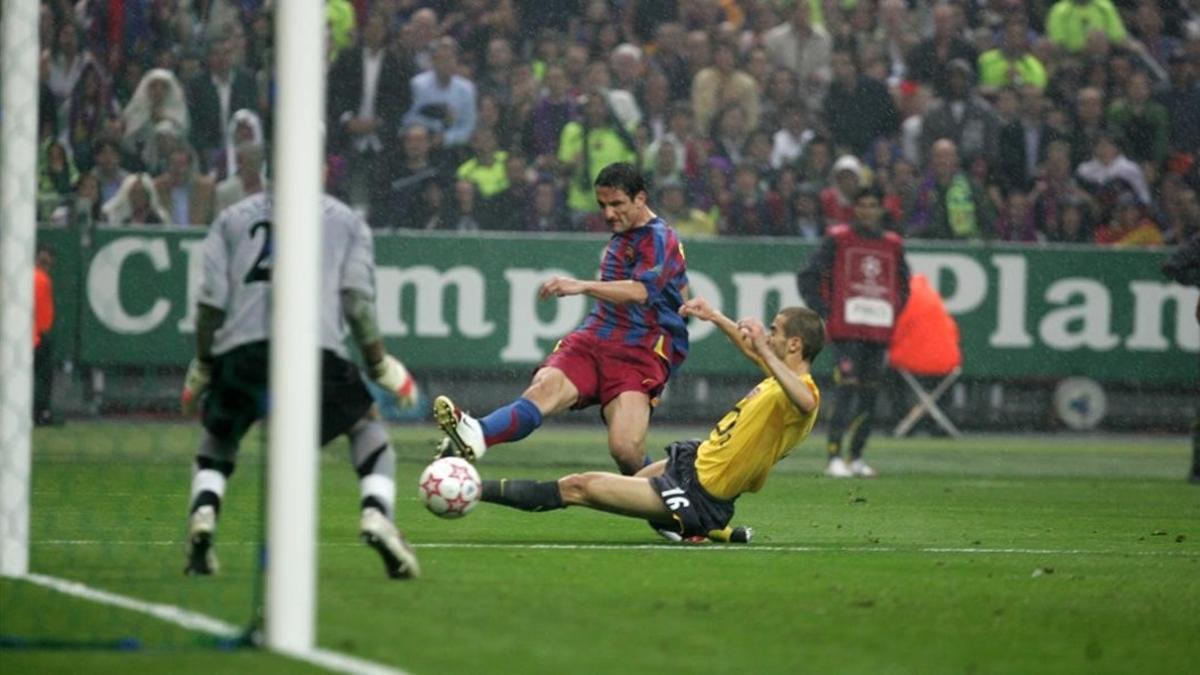 Belletti remata en la jugada del gol del triunfo del Barça ante el Arsenal en París, el 17 de mayo del 2006