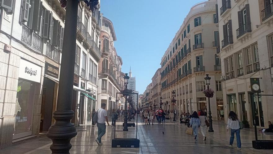 Los expositores o mupis de calle Larios, sin los paneles de Hogar Abierto, esta semana, por culpa del vandalismo..