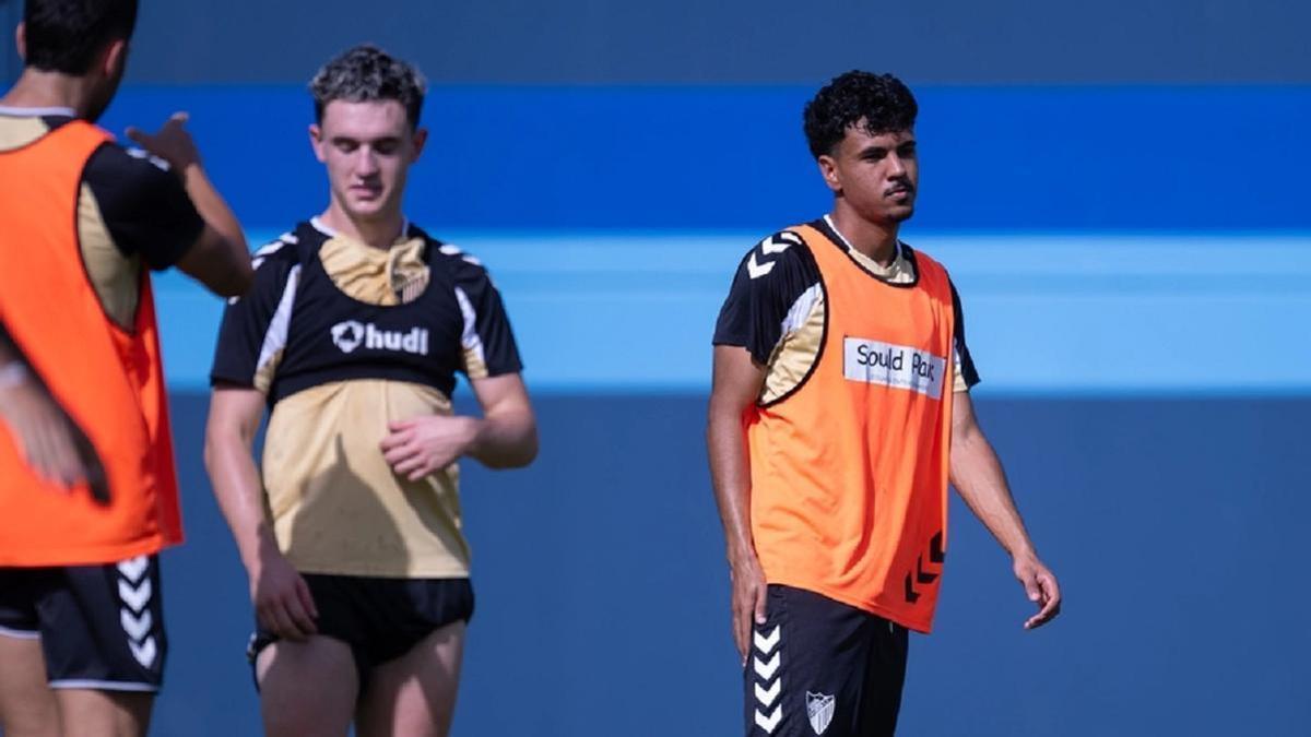 Aaron Ochoa y el fichaje Adam Aznou en el entrenamiento de este miércoles en el anexo.