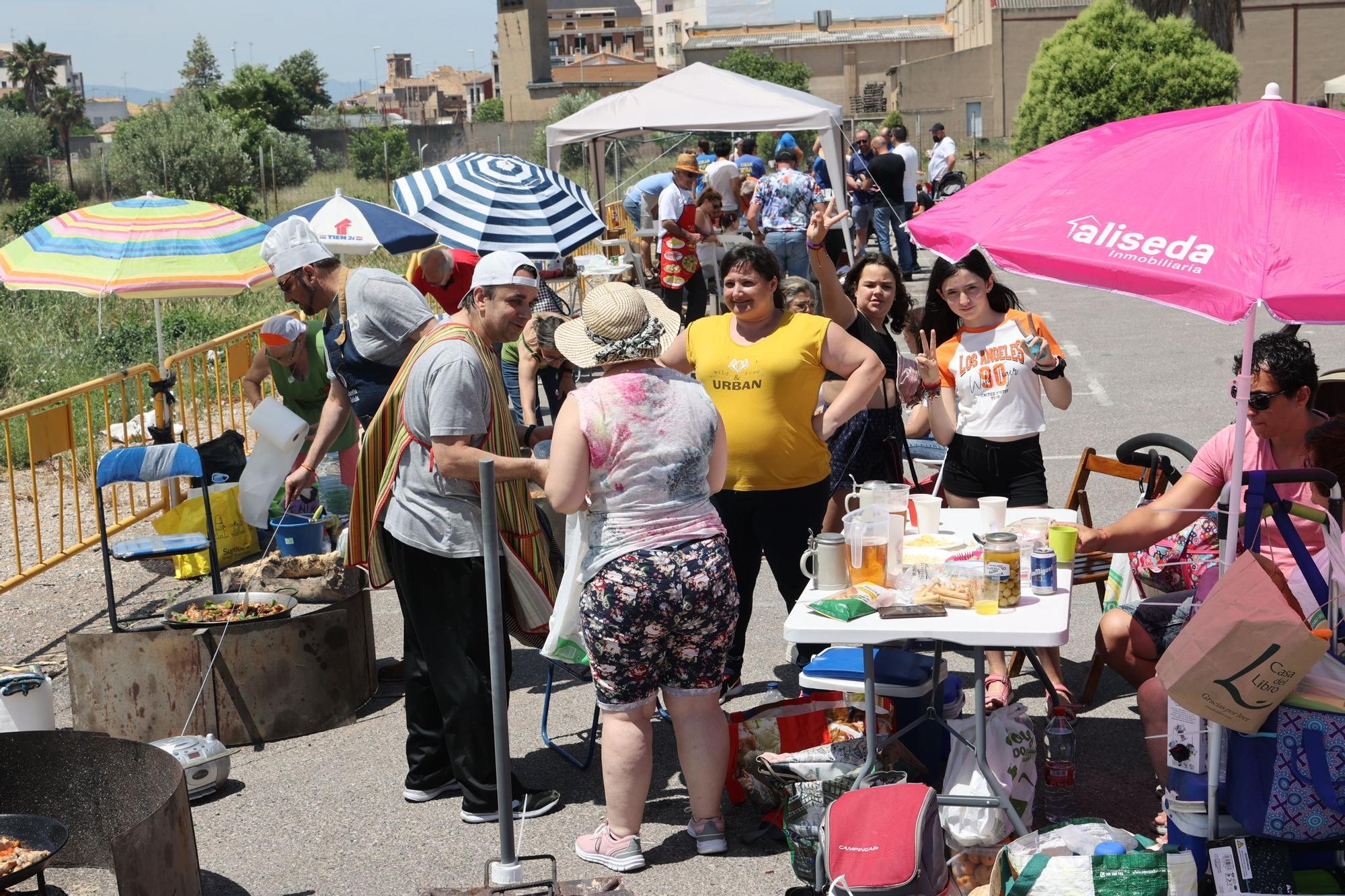 Mil trescientos castellonenses disfrutan del sol y las paellas en el Segon Molí