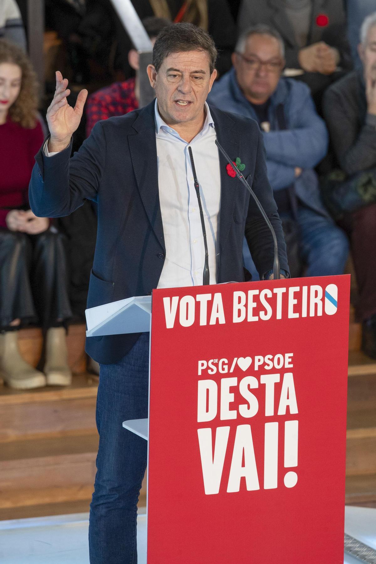 Pedro Sánchez arropa a Besteiro en Vigo