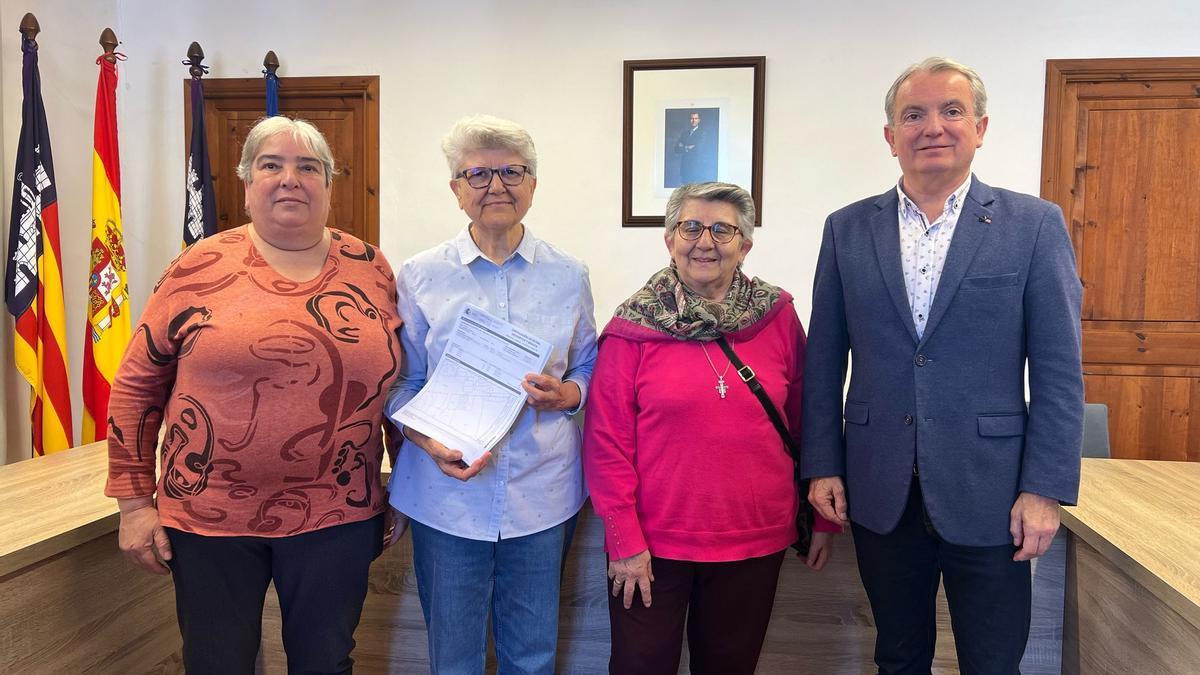 Las autoridades, con las representantes de la comunidad de franciscanas, después de firmar la compraventa.