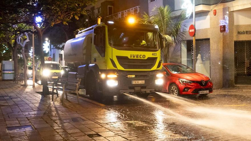 Las fiestas de Fin de Año dejan en las calles de Santa Cruz media tonelada de envases