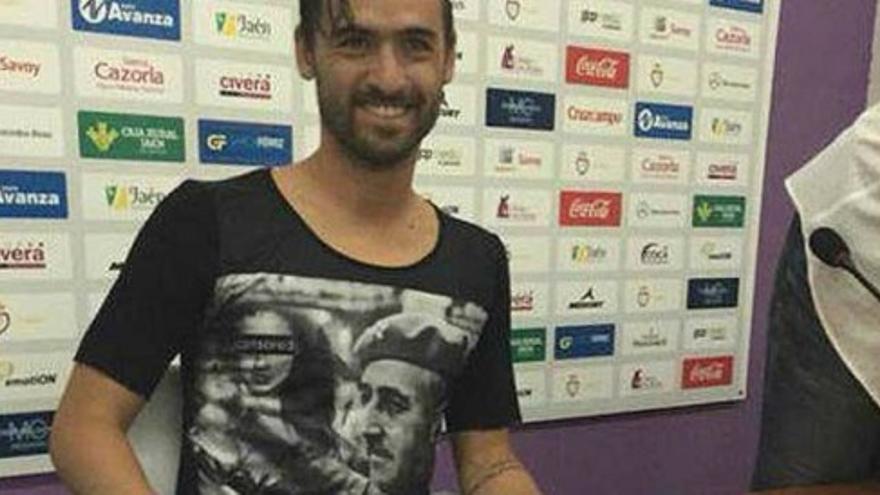 Nuno Silva aparece con una camiseta de Franco en su presentación con el Jaén