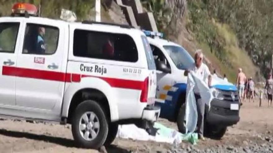 Fallecen ahogados un padre y un hijo en la playa canaria del Inglés