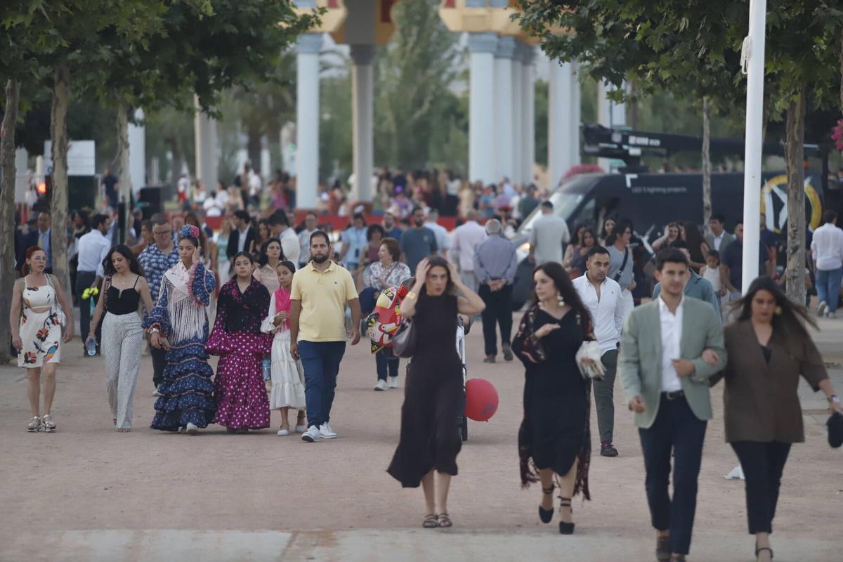 Los cordobeses disfrutan de la fiesta desde horas antes del encendido de la portada Los cordobeses disfrutan de la fiesta desde horas antes del encendido de la portada