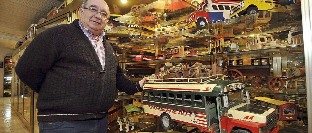 Guillermo Fernández Llaneza, con su colección de autobuses.