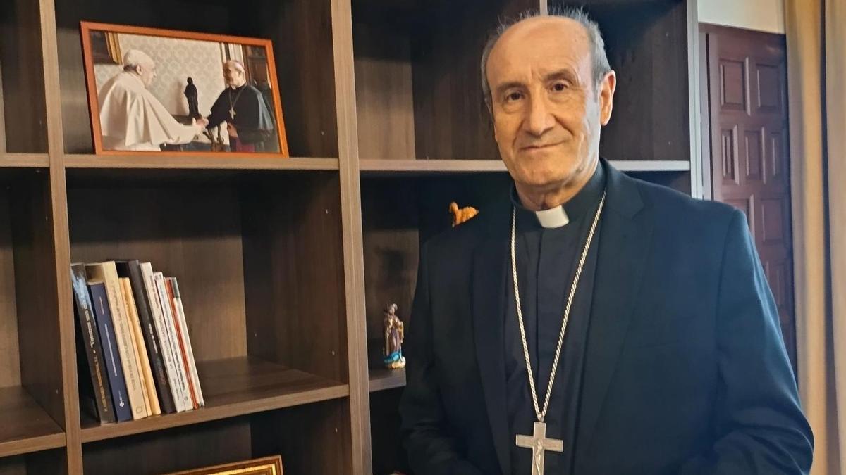 El obispo de Córdoba, Jesús Fernández, en su despacho.