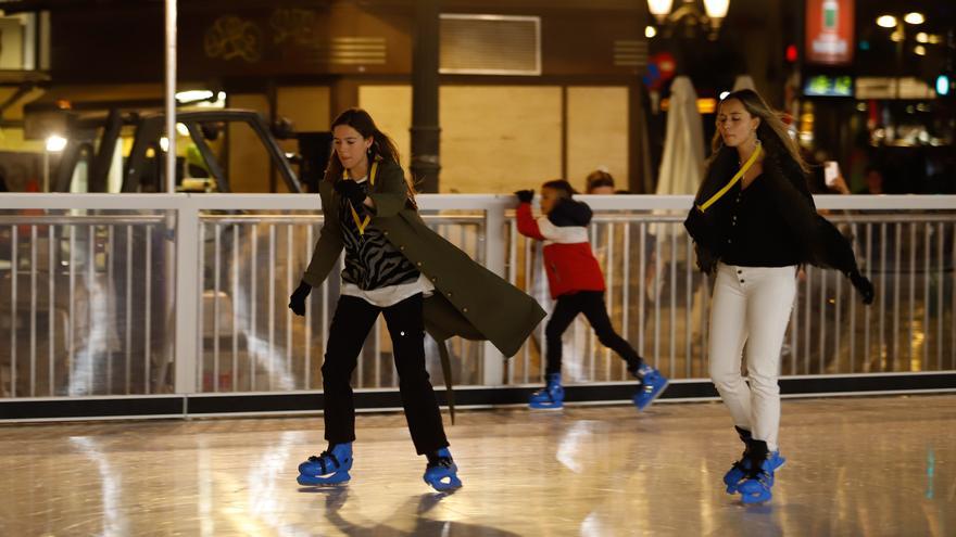 Las primeras patinadas en la pista de &quot;hielo sin hielo&quot;