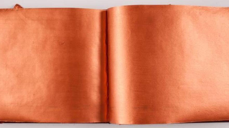 Uno de los libros de artista de Meseguer elaborado con pintura de cobre sobre papel, que se mostrará en la exposición.