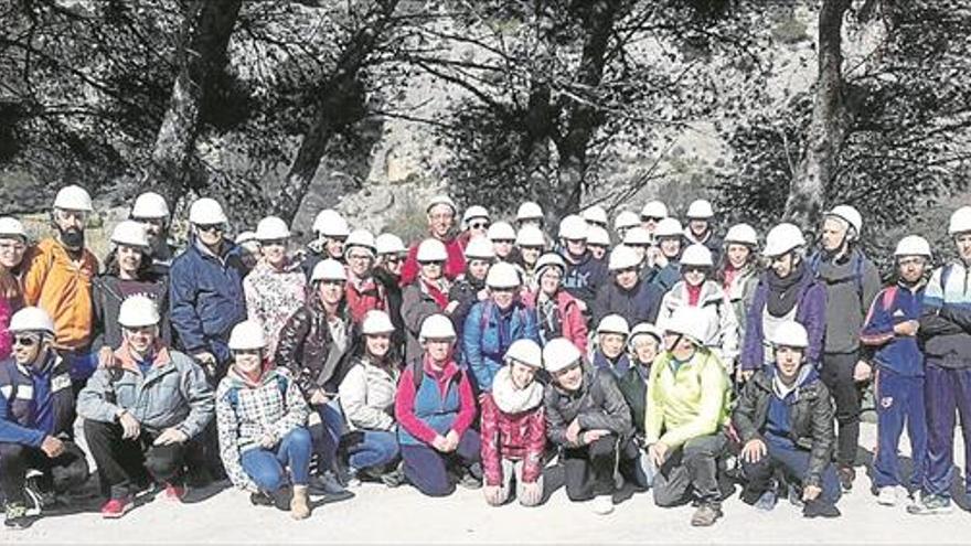 Vecinos de Villaharta visitan el Caminito del Rey