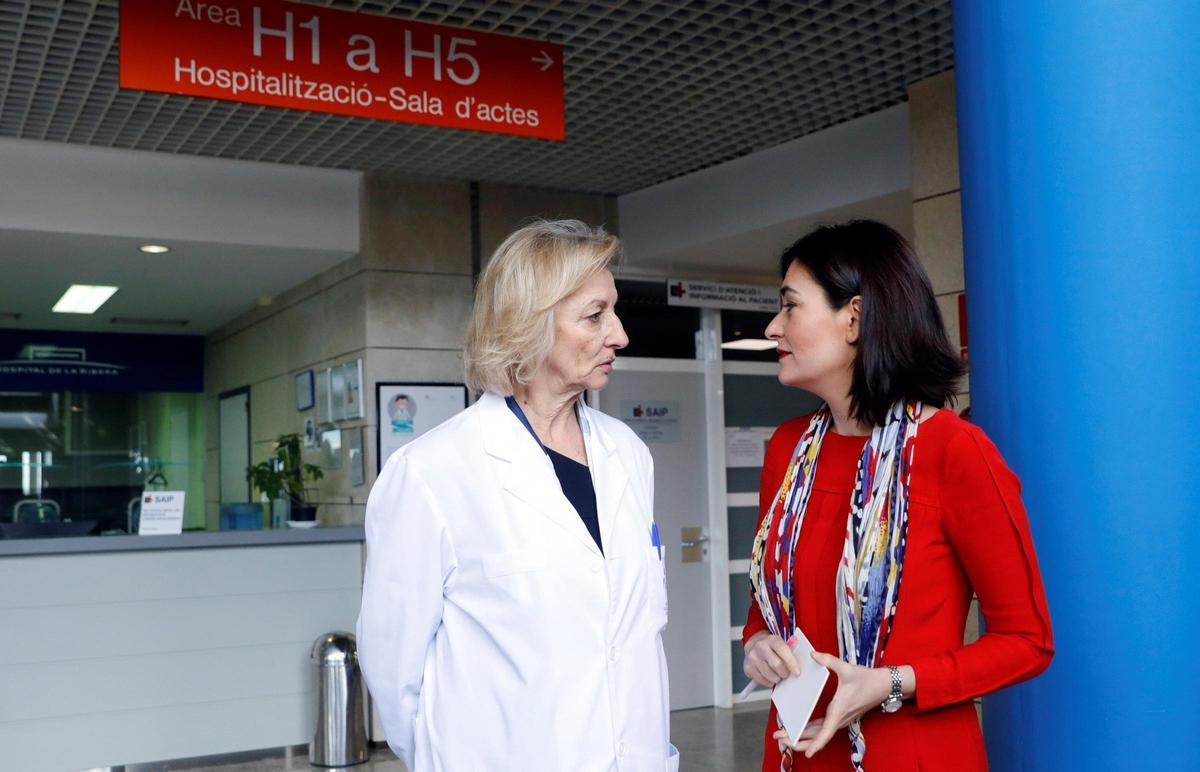 La consellera Montón y la gerente del hospital de Alzira en el primer día tras la reversión.