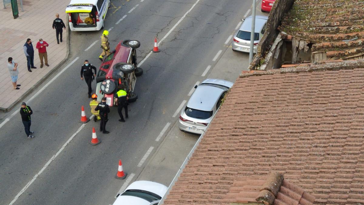 Imagen del vehículo volcado, con policía y bomberos.