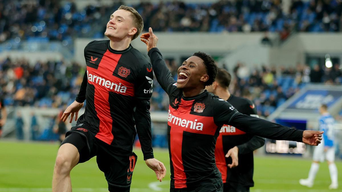 Nathan Tella celebra su gol al Darmstadt junto a Florian Wirtz