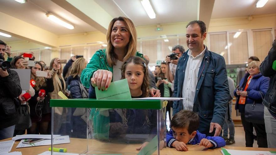 La candidata del PSOE, Susana Díaz, ejerce su derecho al voto en un colegio de Triana.