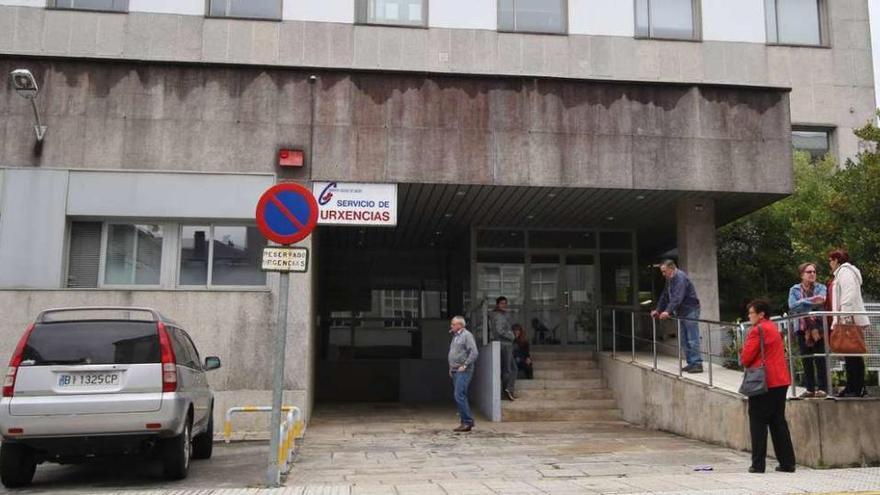 Acceso principal al centro de salud de Lalín, con las urgencias a la izquierda. // Bernabé/Gutier