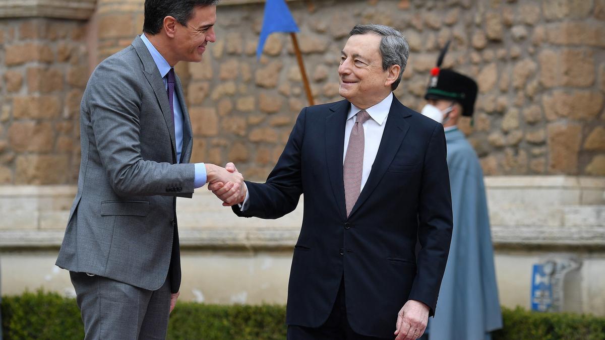 El primer ministro italiano, Mario Draghi, recibe al presidente del Gobierno, Pedro Sánchez.