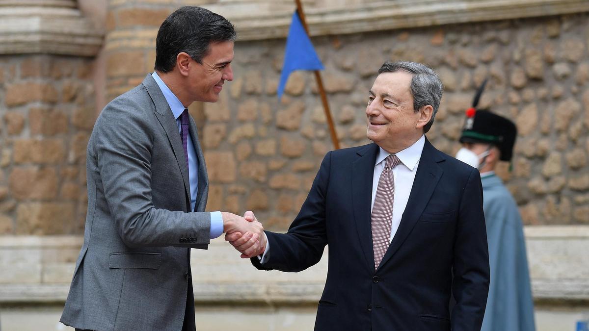 El primer ministro italiano, Mario Draghi, recibe al presidente del Gobierno, Pedro Sánchez.