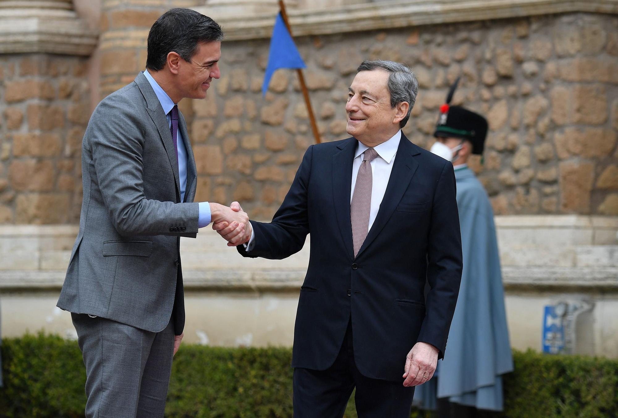 El primer ministro italiano, Mario Draghi, recibe al presidente del Gobierno, Pedro Sánchez.