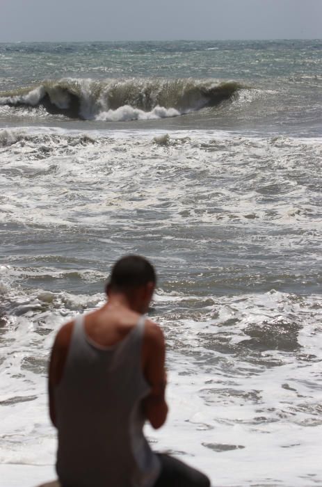 Temporal de viento y olas en las playas de Málaga