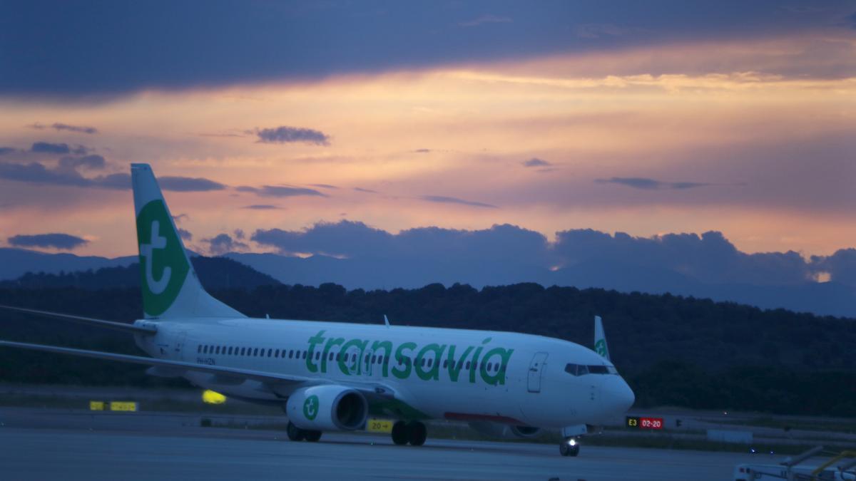 Pla mitjà de l&#039;avió de Transavia després d&#039;aterrar a l&#039;aeroport de Girona Costa Brava