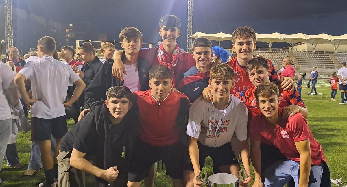 La UE Tavernes de la Valldigna celebra el histórico título de campeón de La Nostra Copa