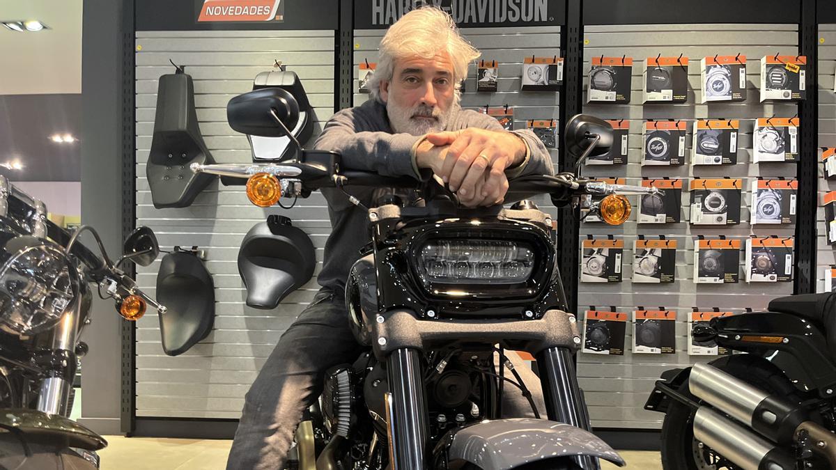 Jorge del Olmo posa sobre una moto en el Espacio Harley Davidson.