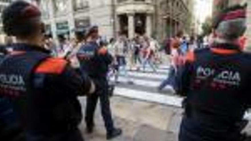 Agents dels Mossos patrullen per Barcelona, que aquest cap de setmana celebra les Festes de la Mercè.