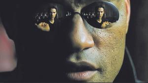 Laurence Fishburne en ‘Matrix’, película de ciencia ficción en la que hay que elegir entre una pastilla azul o una roja