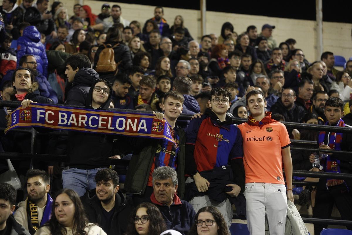 Aficionados posan con la bufanda del Barcelona.