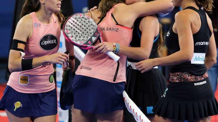 Gemma Triay, Lucía Sainz, Marta Ortega y Marta Marrrero se saludan tras la final. // Marta G. Brea