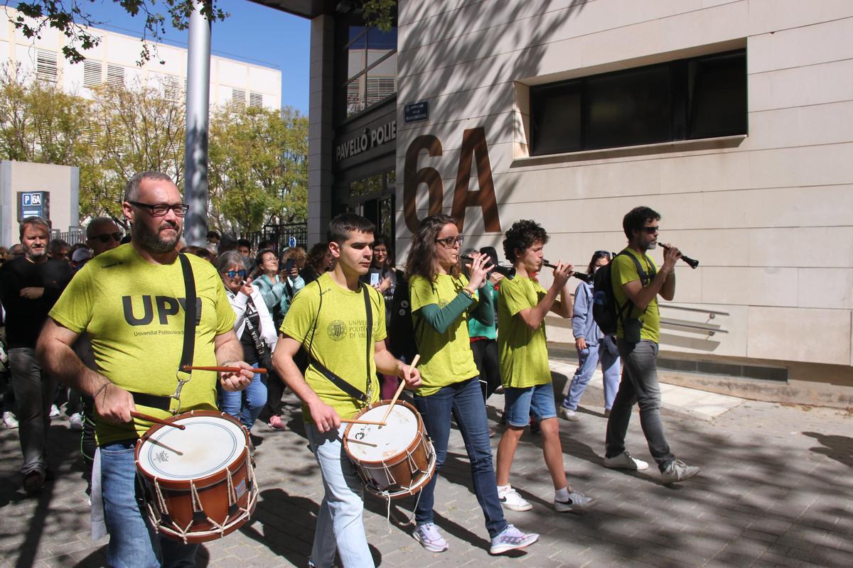 La batucada acompañó a la marcha de la UPV.