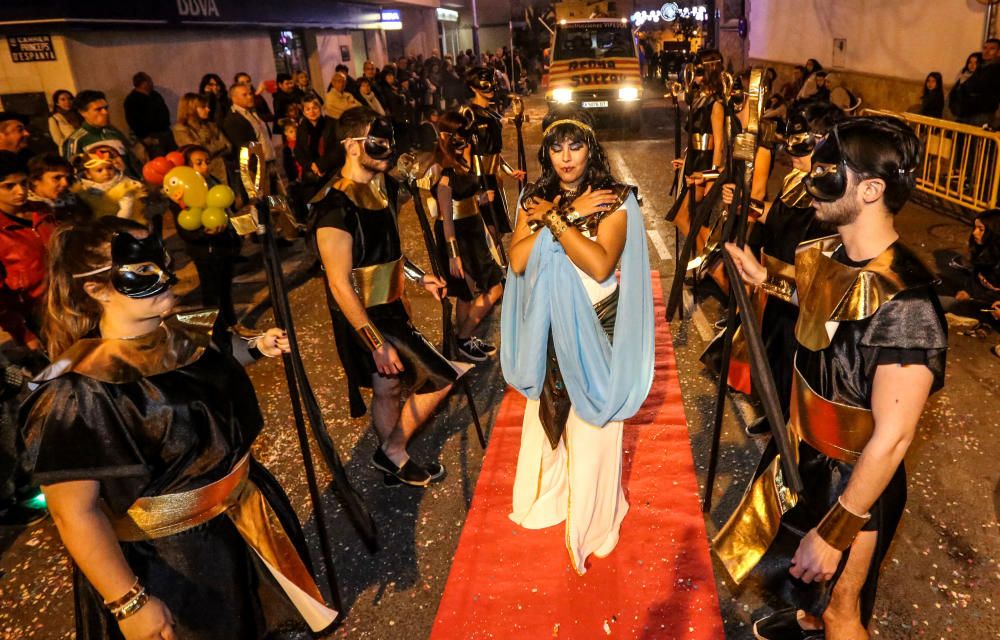 Cientos de disfraces invaden las calles de l`Alfàs del Pi