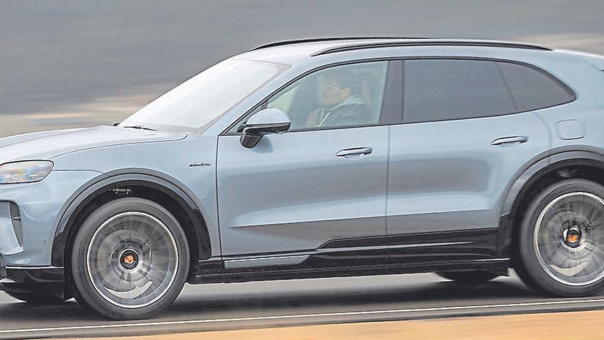 SUV de altas prestaciones enchufado al futuro