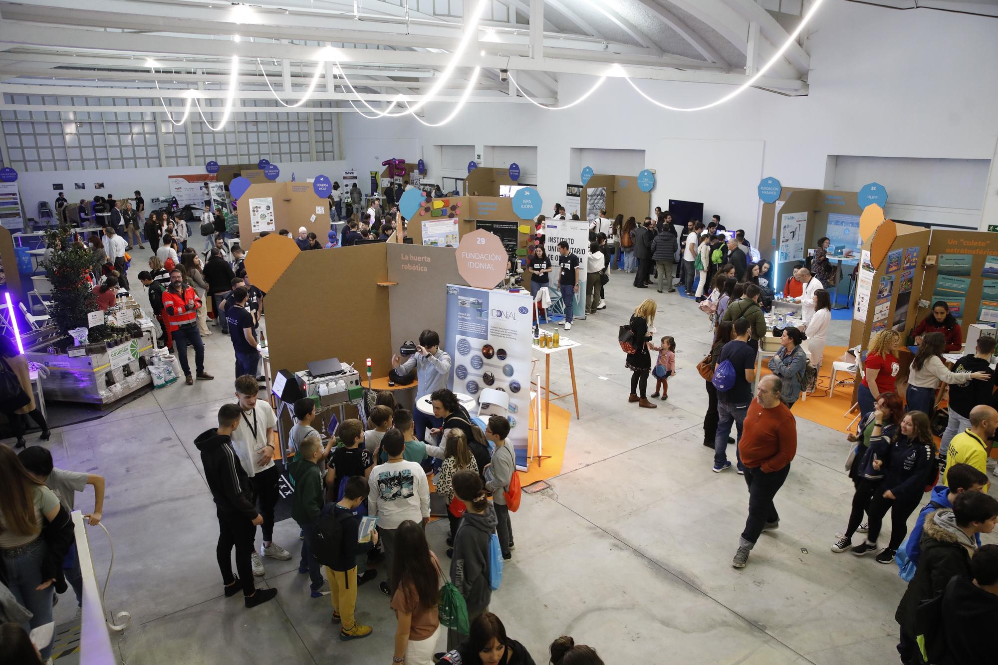 La primera Feria de la Ciencia y la Innovación congrega a 1.600 estudiantes en la Laboral