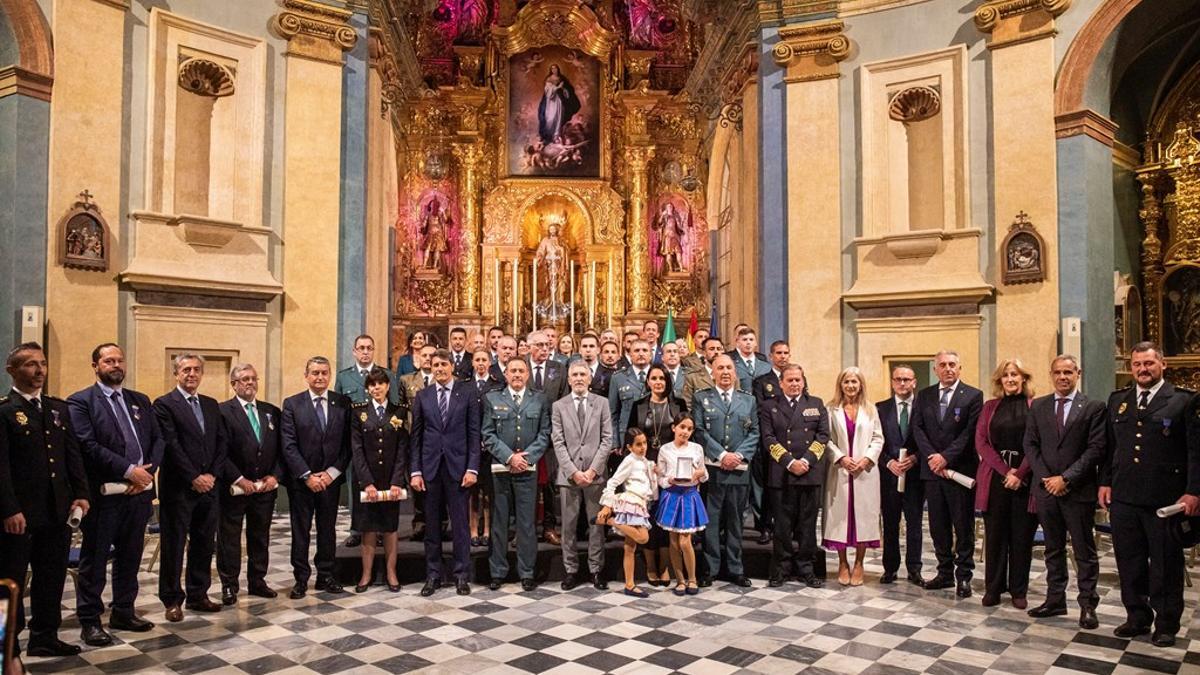 La familia de Carlos Martínez Haro con el resto de los condecorados por el ministro del Interior.