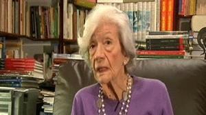 És autora de gairebé una vintena de novel·les i {otros tantos} relats i contes