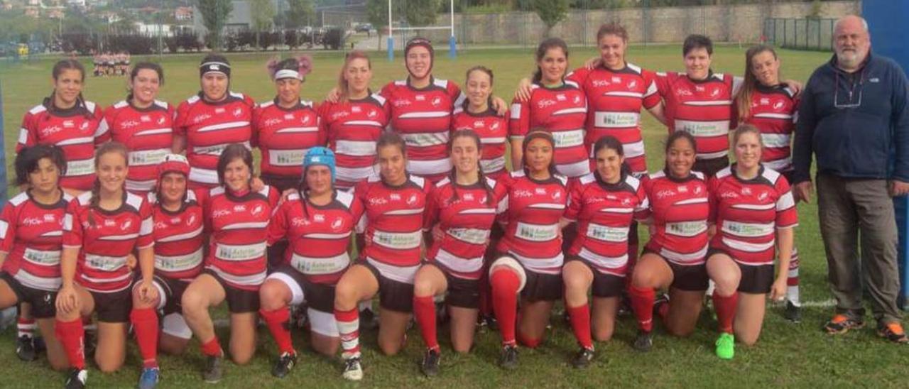 Arriba, el equipo femenino del Gijón Rugby y, abajo, el masculino del Mikes La Calzada.