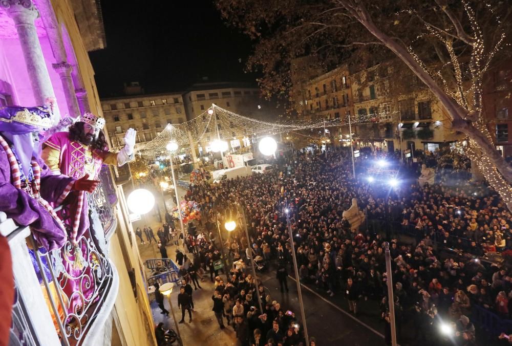 Die Heiligen Drei Könige wurden am Donnerstagabend (5.1.) bei ihrem bunten Umzug durch Palma von allerlei Meeresgetier begleitet. Statt auf dem Rathausplatz führte der Weg dieses Jahr vom Hafen zum Borne-Boulevard.